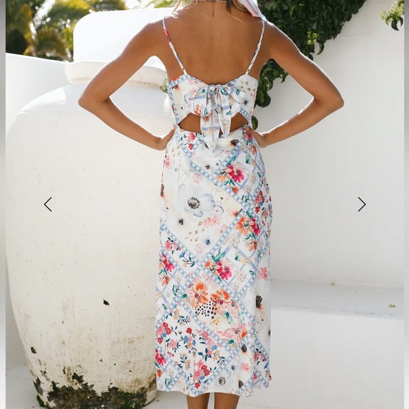 Hello Molly midi dress - Picture 2 of 8